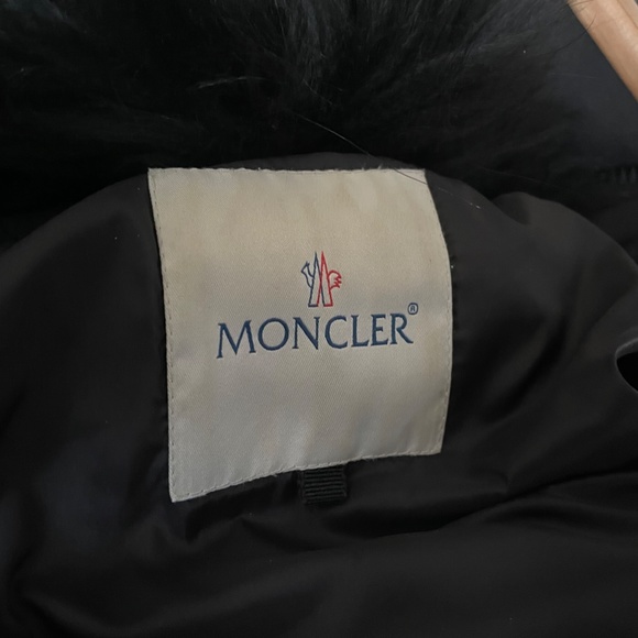 EMT 700 100% Authentic Moncler Down Coat with a detachable real fur collar - Picture 7 of 11